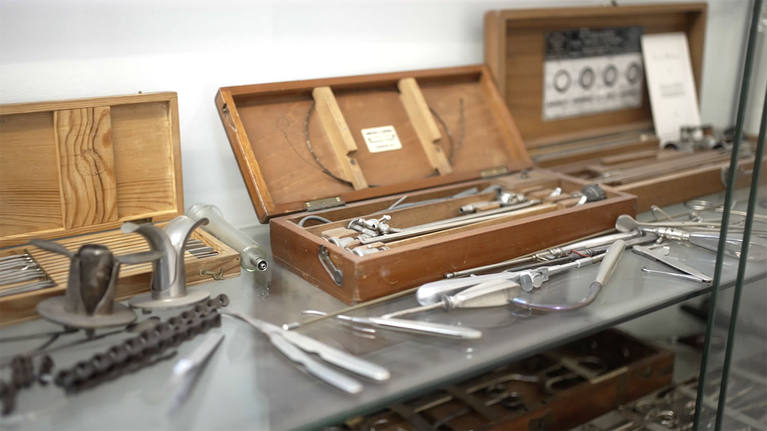 Image of 20th-century surgical tools (ภาพเครื่องมือผ่าตัดในศตวรรษที่ 20) 